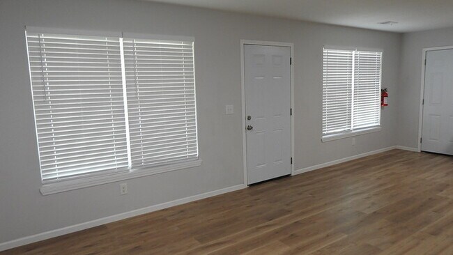 Building Photo - Newer Build - 3 bed -2bath Home in Indepen...