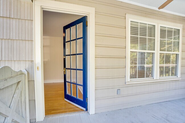 Building Photo - 1607 Knickerbocker Ave