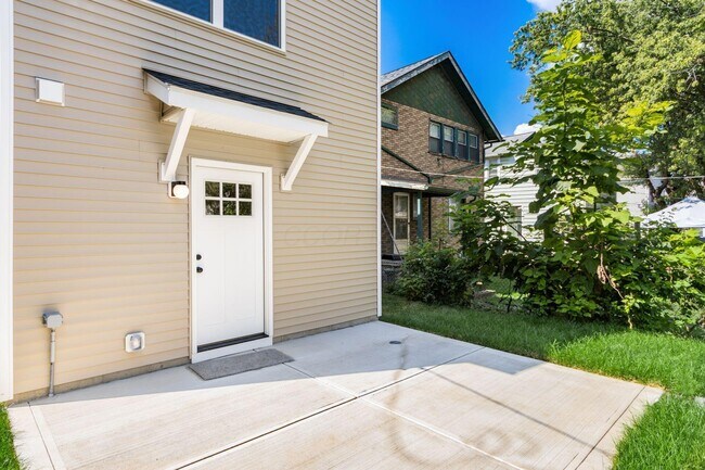 Building Photo - 858 E Starr Ave