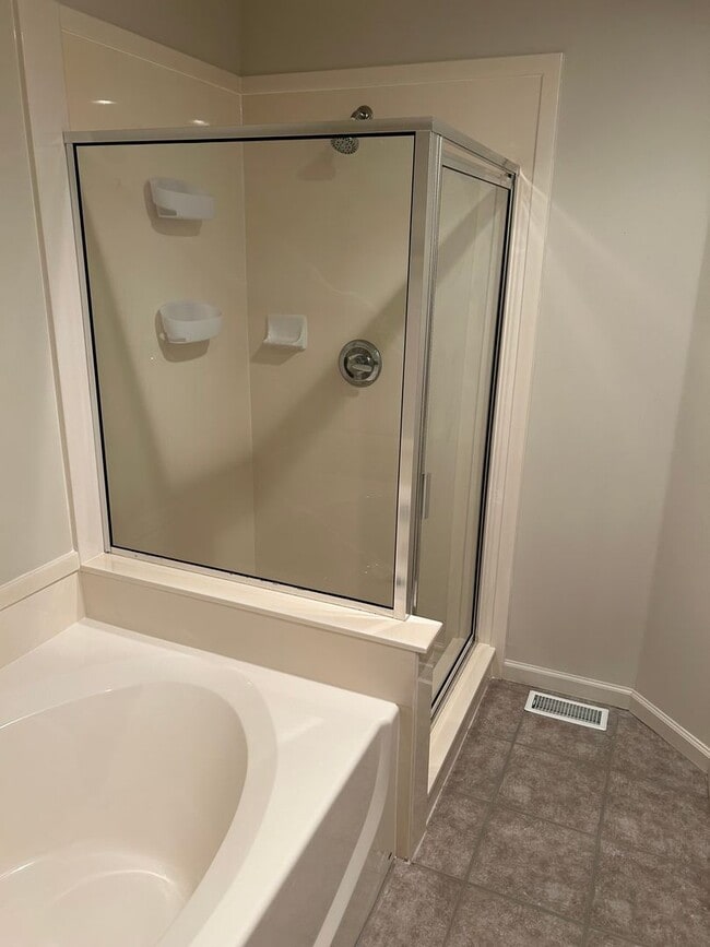 Building Photo - 2 Master Suites, 2.5 Bath Condo in West Jordan