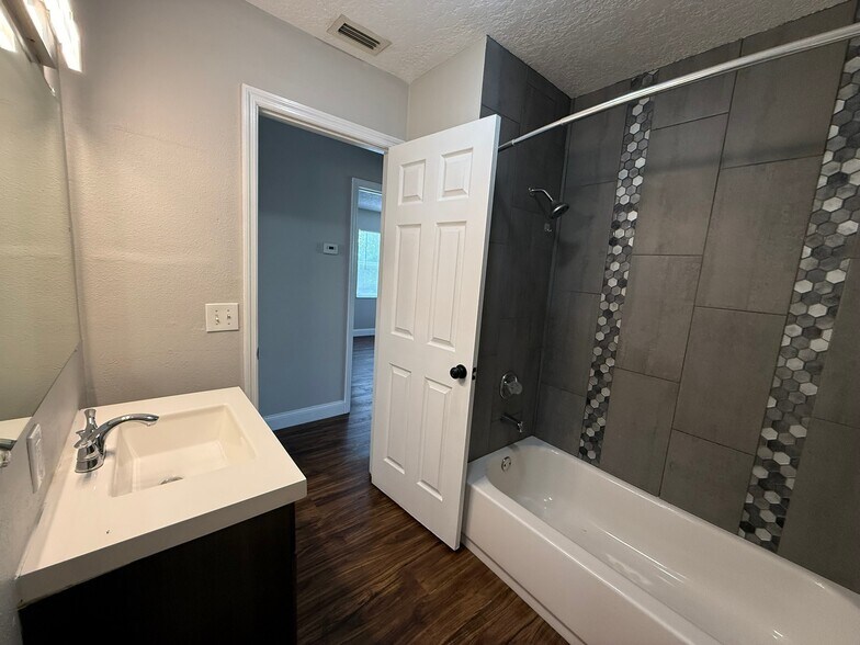 Building Photo - 2 Bed/1 Bath - Unit 8