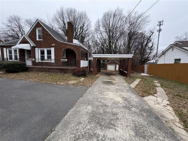 Building Photo - Quaint Brick Cottage w/Covered Parking
