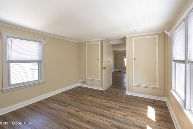 Building Photo - 182 Kingsley Rd