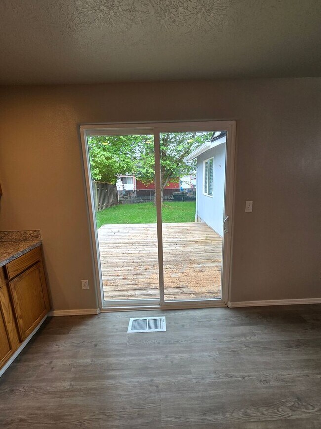 Building Photo - Pet Friendly, Single Level 3bed : 2bath Ho...