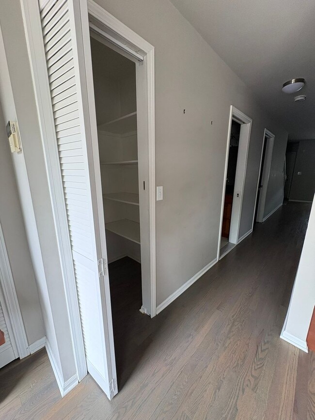 Building Photo - Beautifully Updated Townhouse – Prime Location!