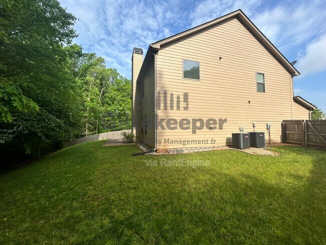 Building Photo - 124 Village Pl