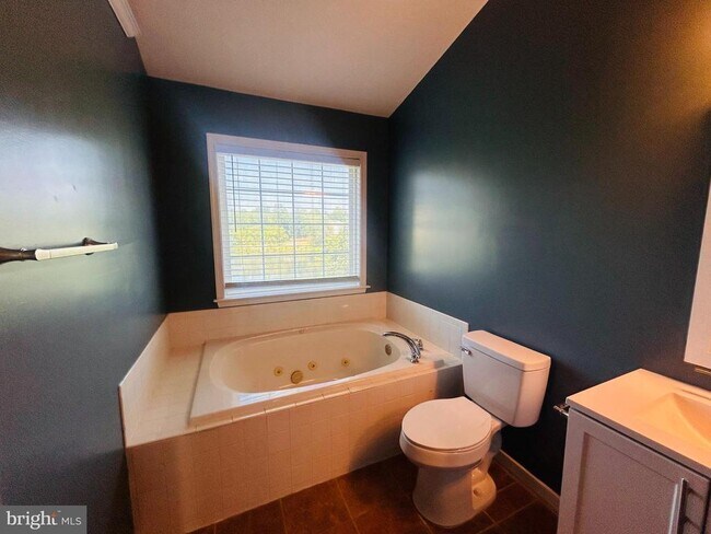 Building Photo - 400 Munsons Hill Ct