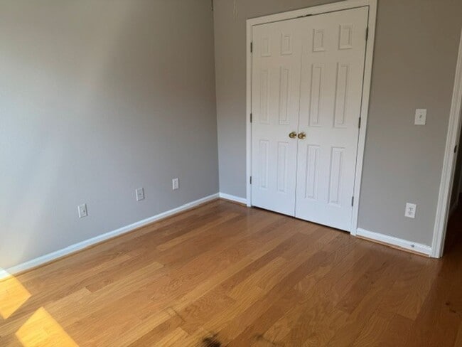 Building Photo - freshly paint 3 bed 2 bath townhome