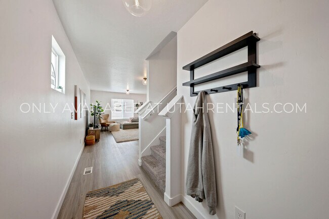 Building Photo - 341 N Angus Dr
