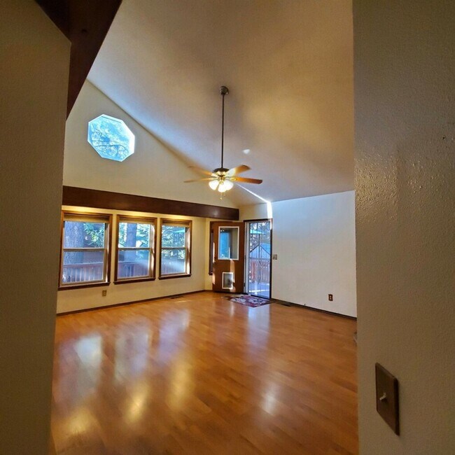 Building Photo - Beautiful home on Skyline Drive