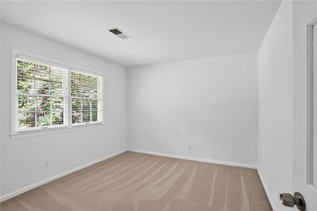 Building Photo - 447 Cove Dr NE