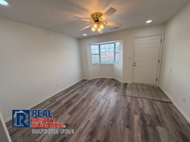 Building Photo - River Road Townhome