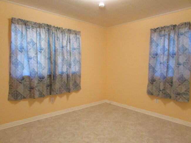 Building Photo - $900 3 Bedroom/1 Bath Spacious Home, Locat...