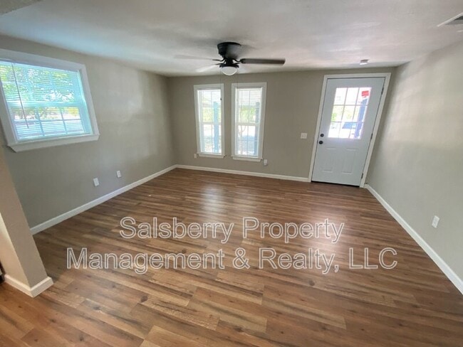 Building Photo - 1100 SE 9th St