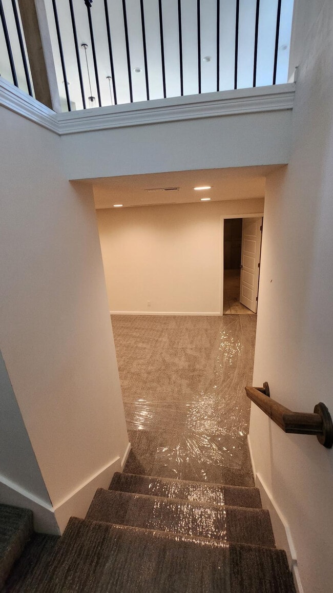 Building Photo - 4 bed 3 bath 2 car garage all maintenance ...