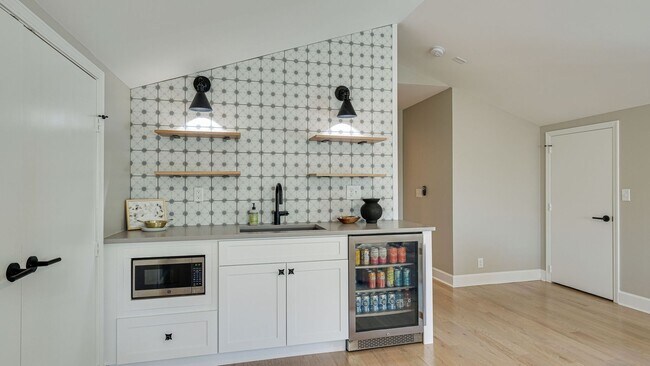 Building Photo - Modern Remodeled 4 Bedroom Rental Home in Brentwood