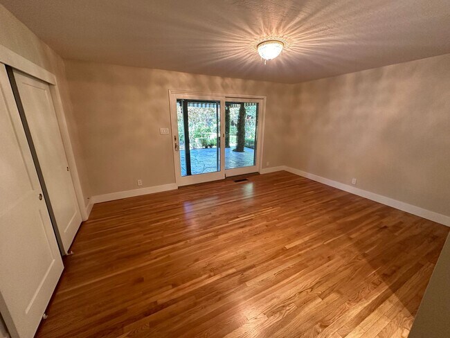 Building Photo - 5 Bed 4 Bath Gated Home In Alamo