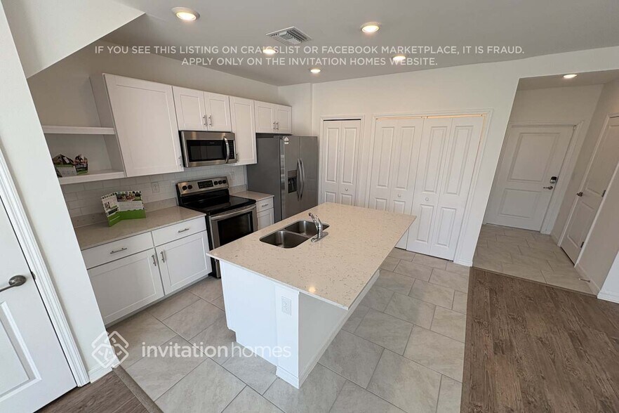 Building Photo - 2077 E Landings Wy