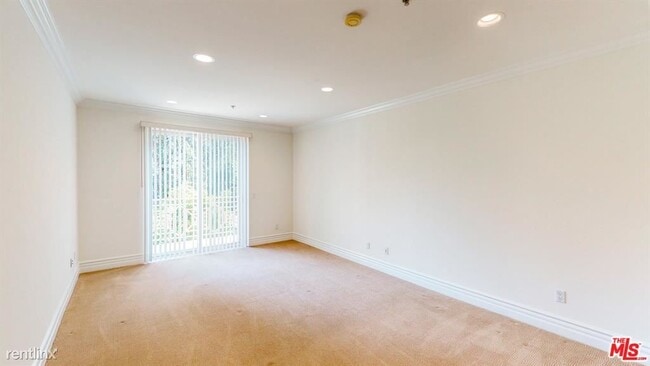 Building Photo - 2306 Fox Hills Dr