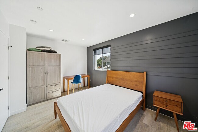 Building Photo - 835 N Harvard Blvd