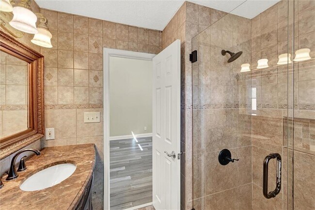 Building Photo - 910 Muirfield Dr NE