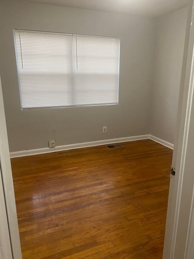 Building Photo - 3 bed 2 bath