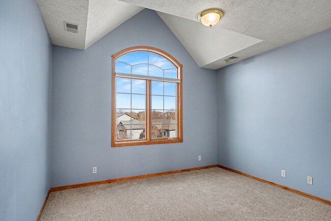 Building Photo - Spacious 4br/4.5 ba Home in Millard Mission Park Neighborhood. Huge Yard, 3 Car Garage