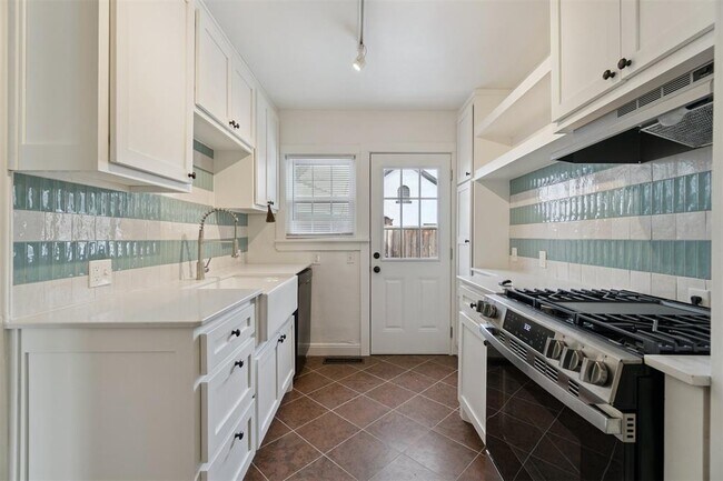 Building Photo - 1905 N Brauer Ave