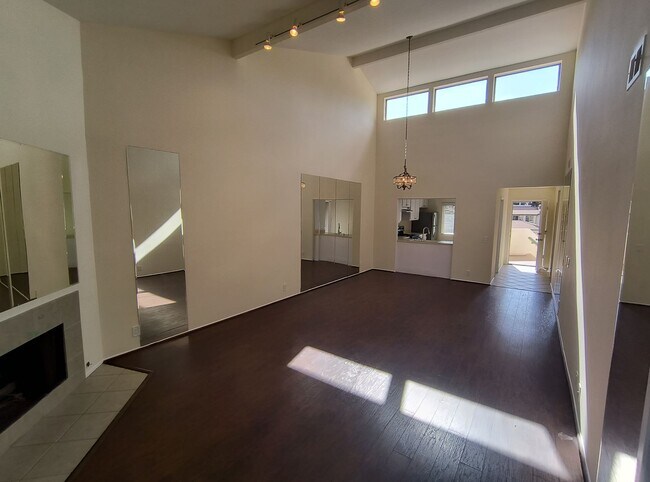 Building Photo - 2 Bed, 2 Bath Upper Unit in La Jola