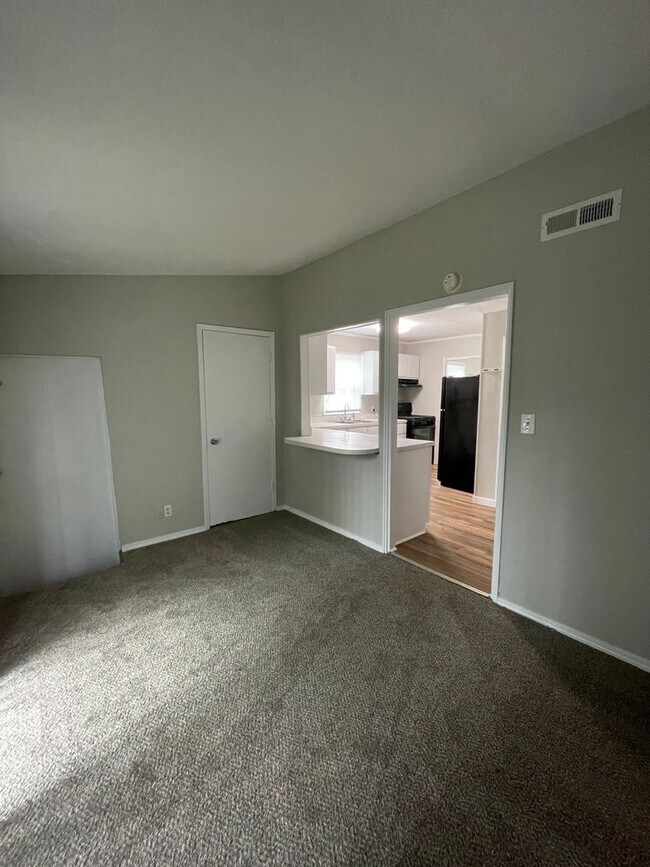 Building Photo - 2142 Ulen Ln