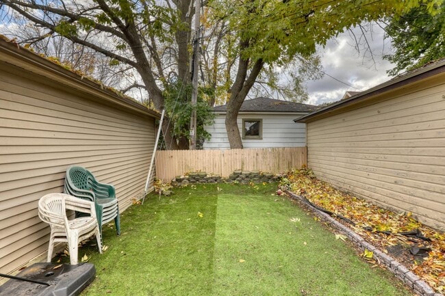 Building Photo - 5113 W Wisconsin Ave