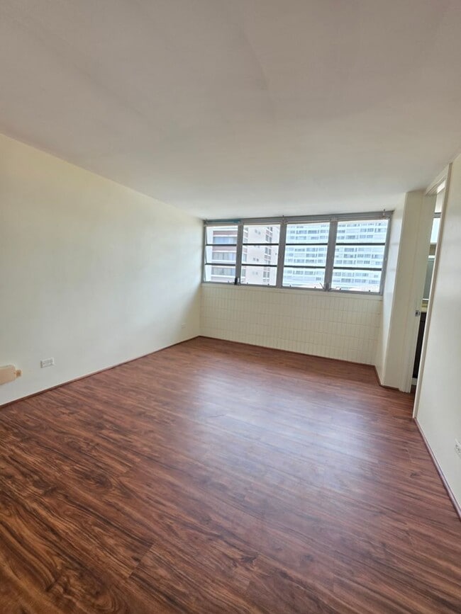 Building Photo - AVAILABLE NOW! Spacious and bright 2 bed, 2 bath, 1 parking unit on Ward Ave