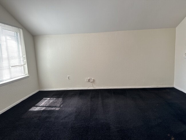 Building Photo - Stunning 5 Bedroom Rental Home with 2 Full...
