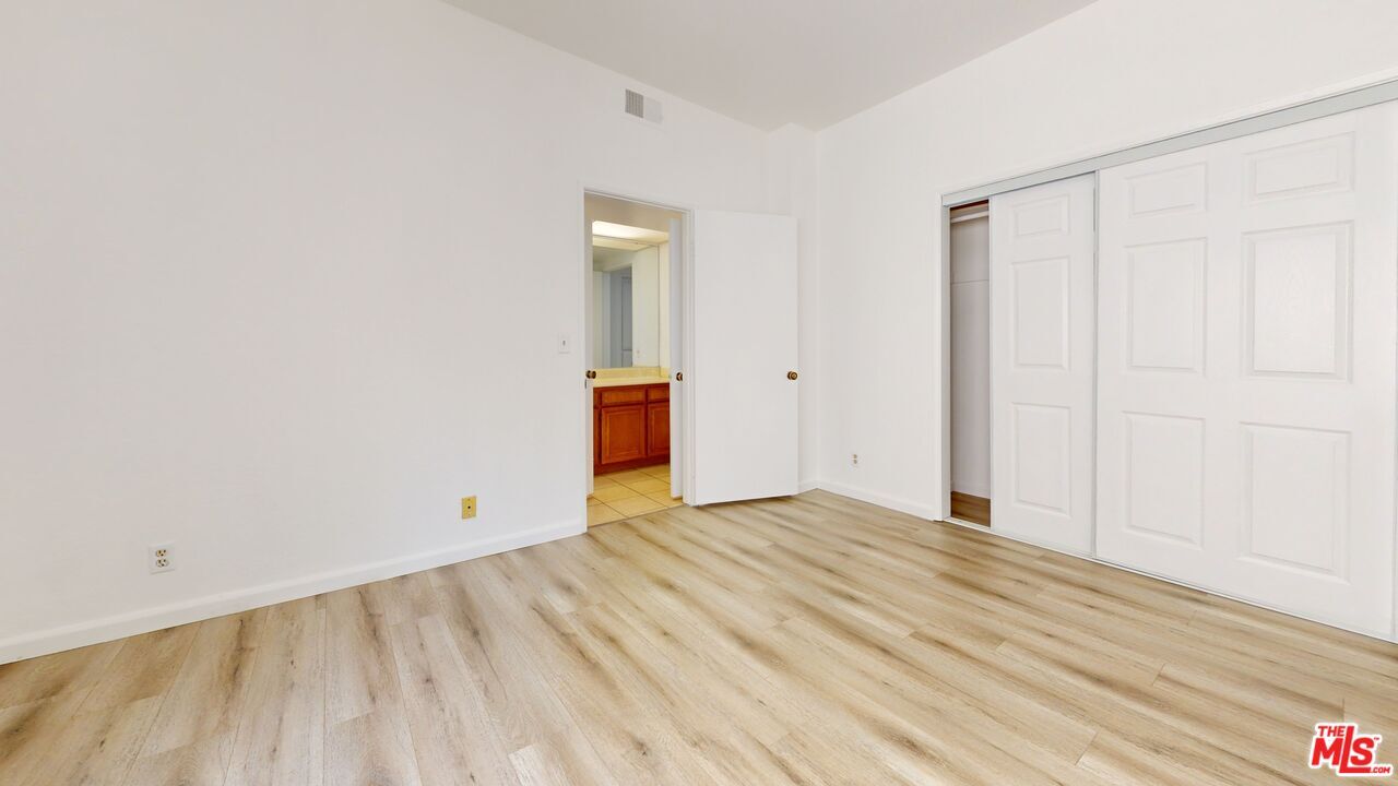 Building Photo - 5135 Zelzah Ave
