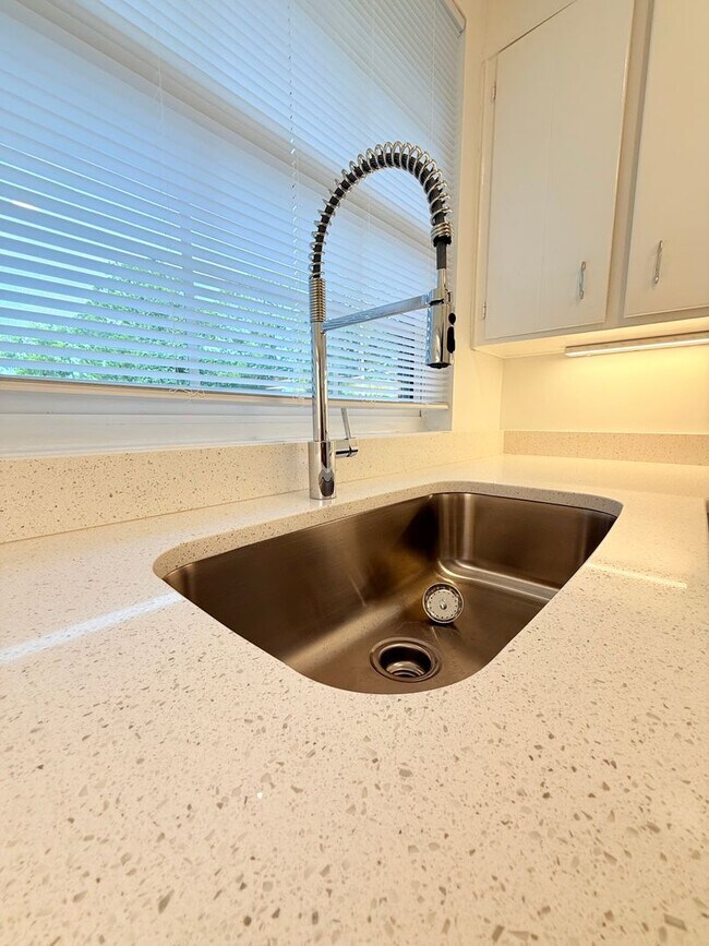 Building Photo - Charming Upstairs Ardsley Park Apartment!