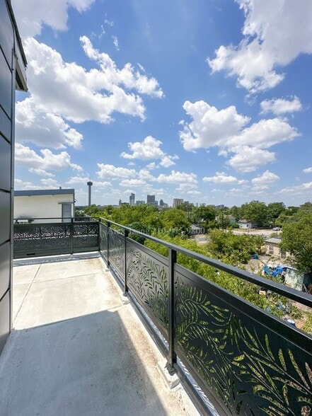 Building Photo - 218 S Olive St