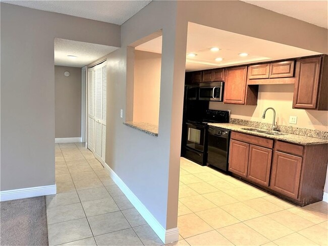 Building Photo - 5057 Vineland Rd