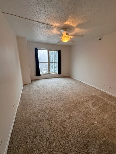 Building Photo - 1212 N La Salle Dr