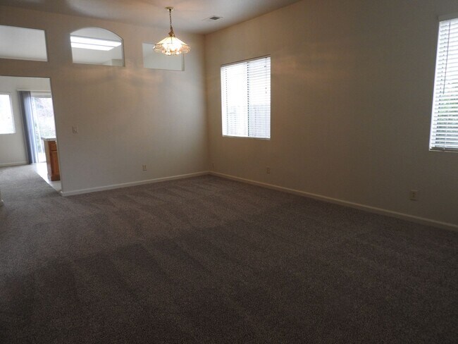 Building Photo - Cresleigh near Wild Life Preserve 3 Bedroom + Den!!