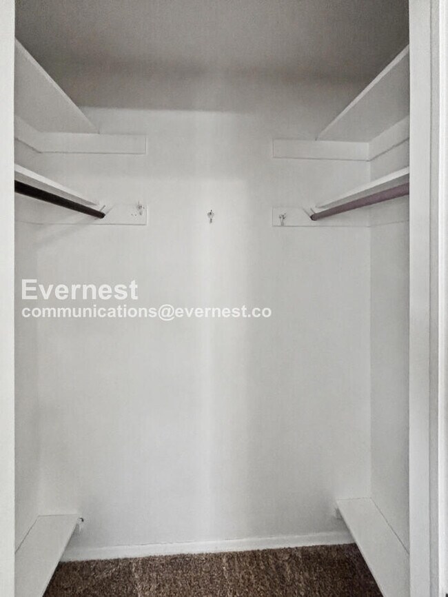 Building Photo - 4 Bed/3 Bath Home with Fenced Yard & Garage / Available Now!