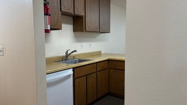 Building Photo - Spacious 3 bed/2 bath condo in Desirable Valley Crest