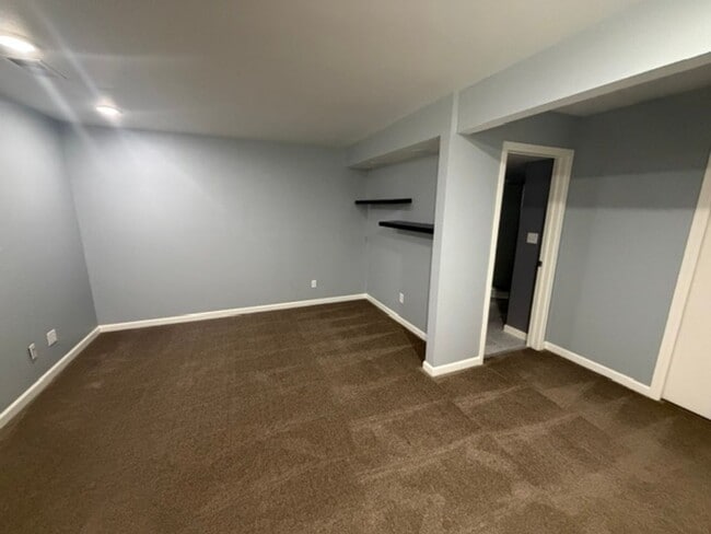 Building Photo - 2900 Ross Dr