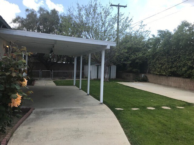 Building Photo - Single story 3 bed, 2 bath home with RV Ac...