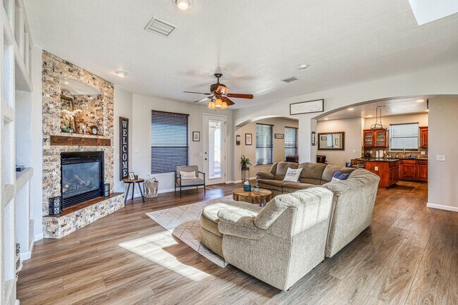 Building Photo - Beautiful Westside home FURNISHED with 4 b...