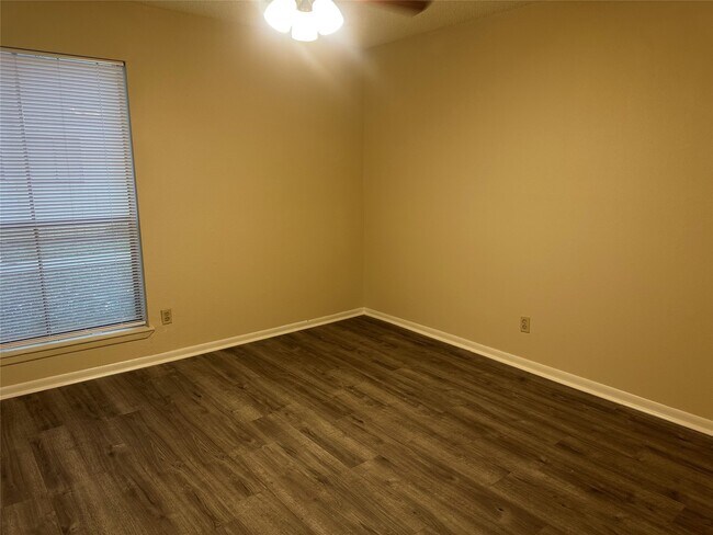 Building Photo - 17401 Red Oak Dr