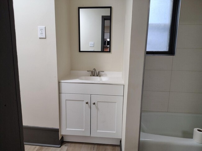 Building Photo - 3 Bed, 1.5 Bath home– Move-In Ready!