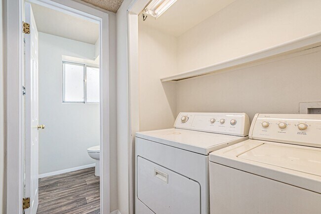 Building Photo - Spacious 3BD 2 Bath Home