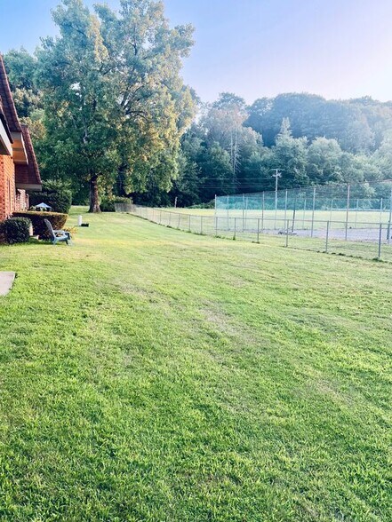 Building Photo - 549 Russell Rd