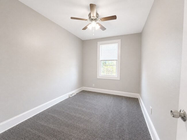 Building Photo - 3 Bedroom Home with Basement, Laundry Area & Bright Living Space