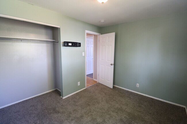 Building Photo - 565 E 200 N